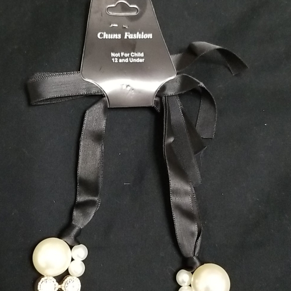 Simulated Pearl Neclace with Clear Rhinestones Acc - Picture 3 of 3